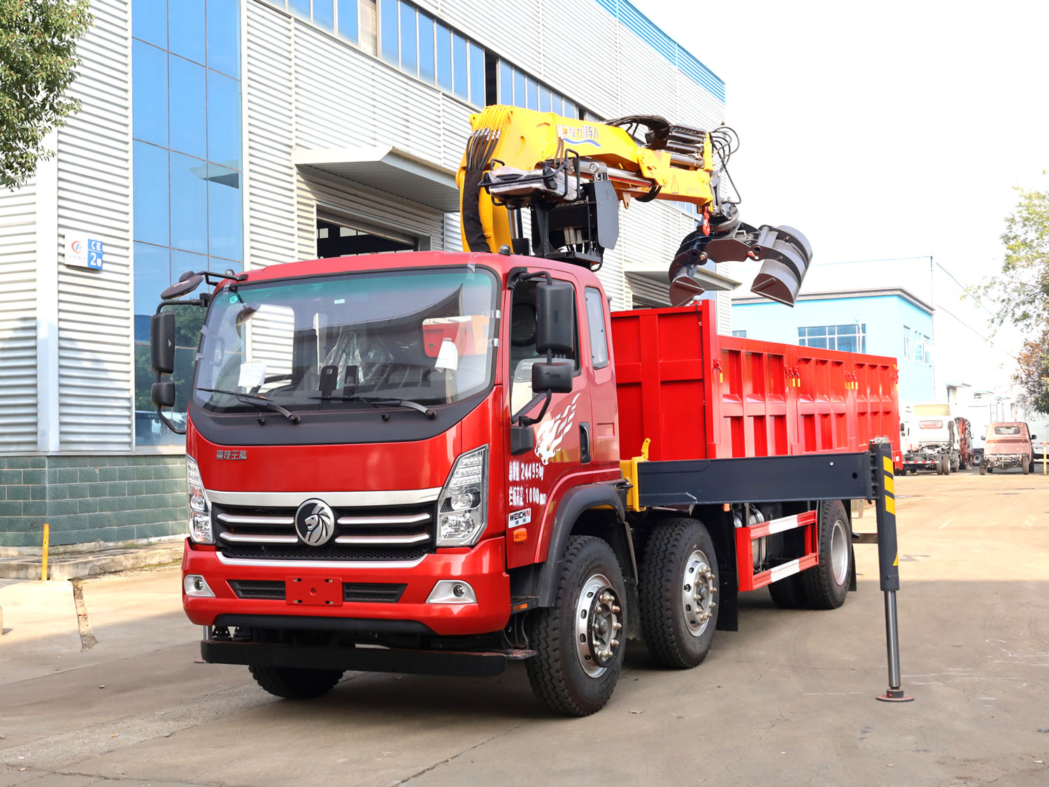 重汽王牌小三轴上装程力随车人6.3吨随车抓（3+2套贝壳夹具）