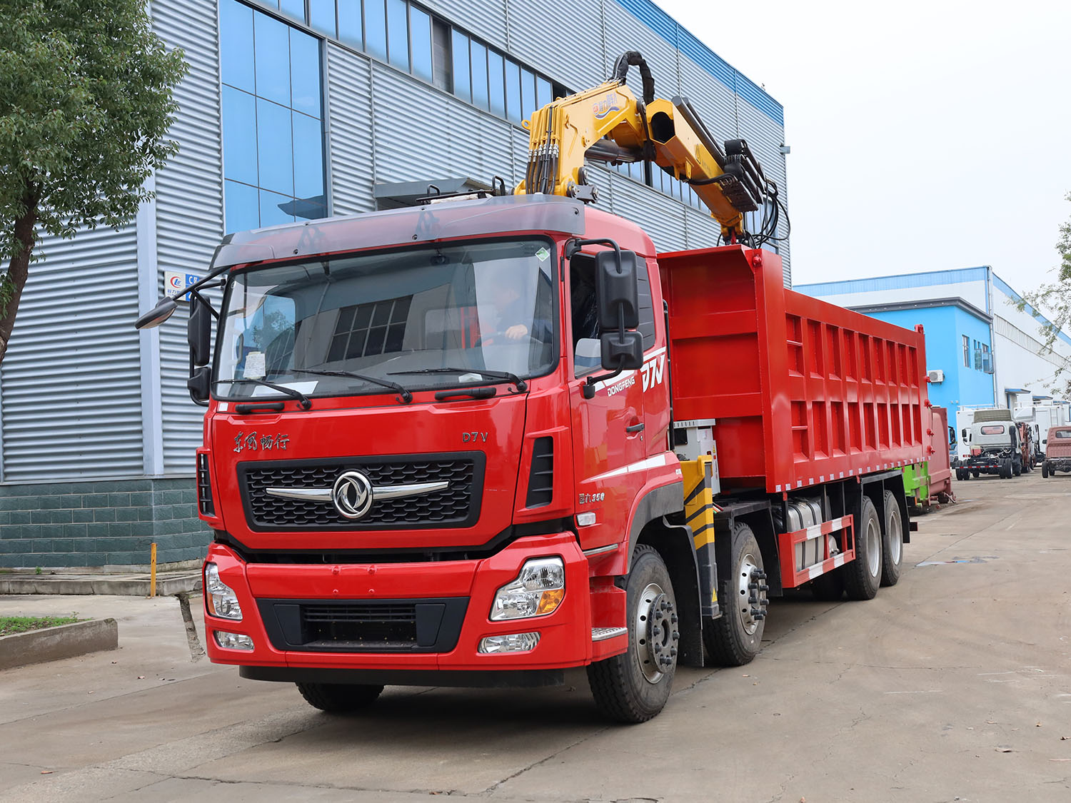 东风畅行D7V前四后八上装程力随车人8吨抓钢机（3+2，带吸盘）