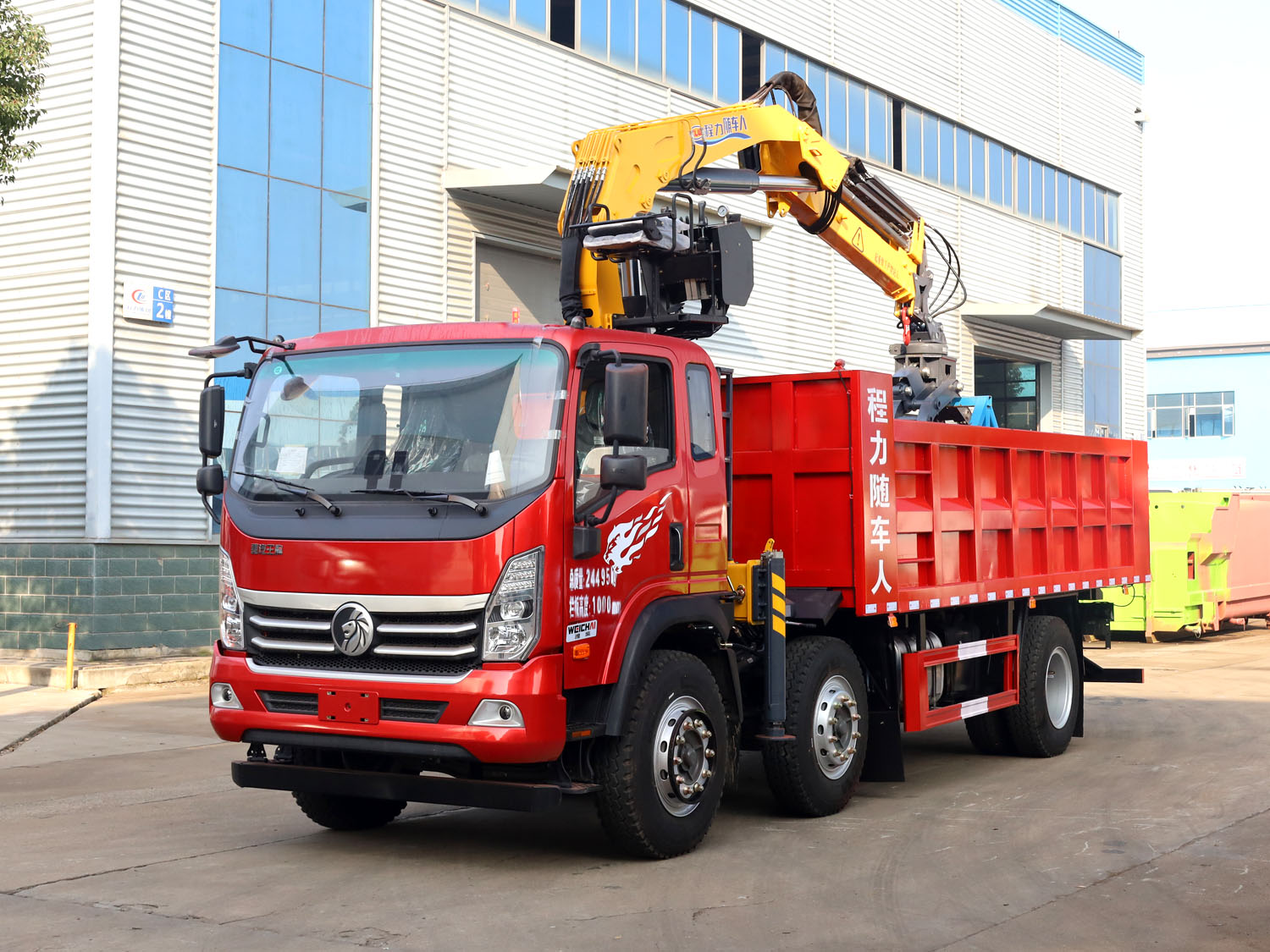 重汽王牌小三轴上装程力随车人6.3吨抓钢机（3+2）