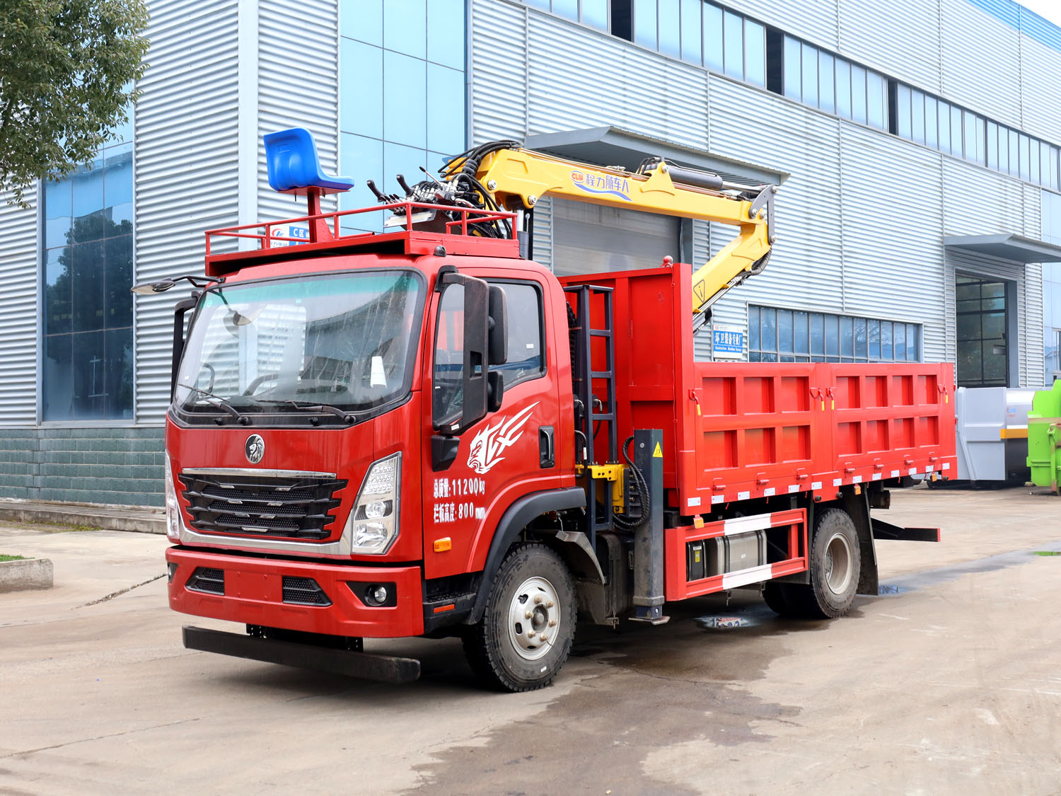 重汽王牌单排上装程力随车人7.5米抓木机（3+2，硬连接，带卷扬）