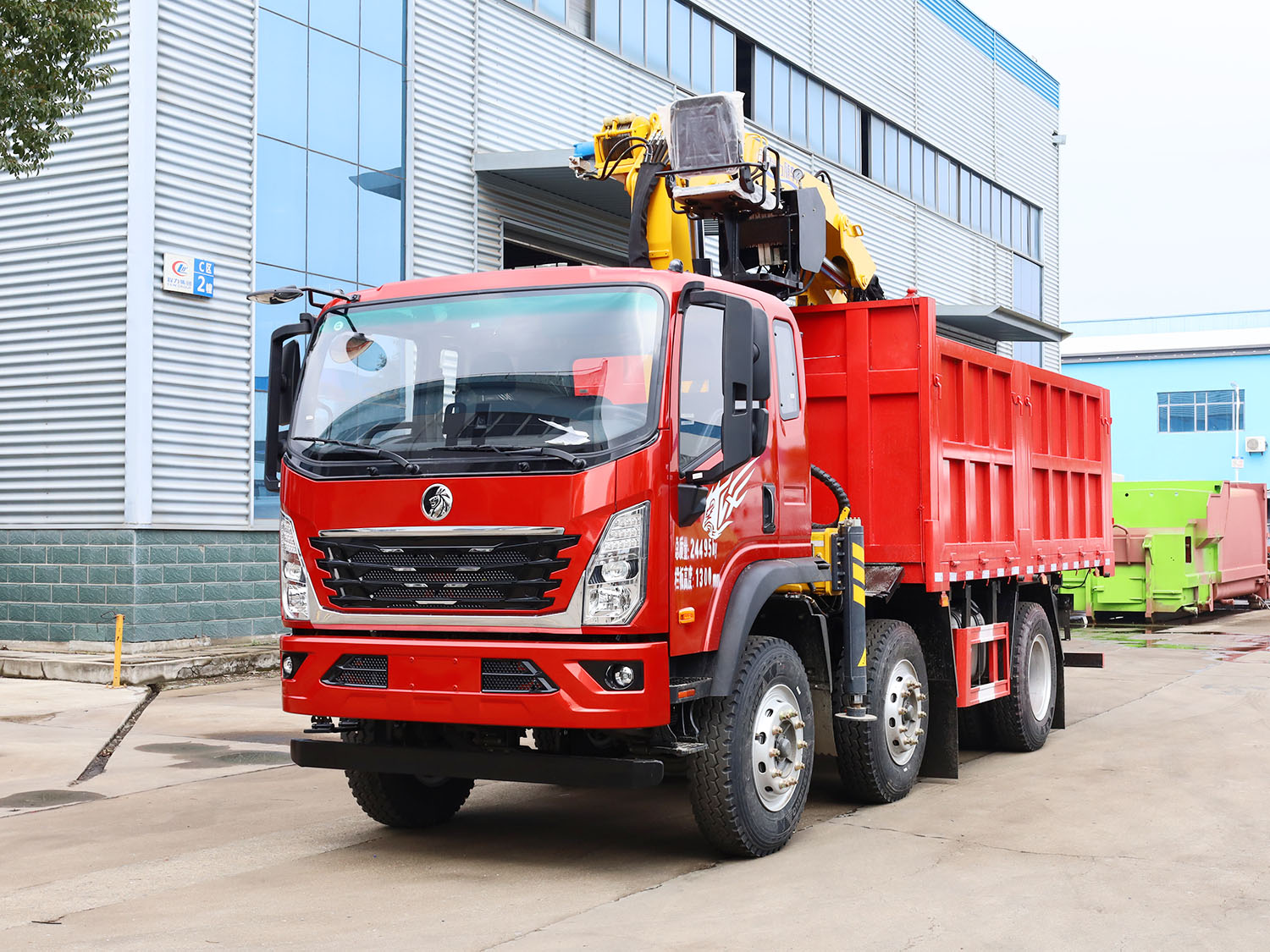 重汽王牌小三轴上装程力随车人6.3米抓钢机（短轴距，3+2抓具，带2吨卷扬）