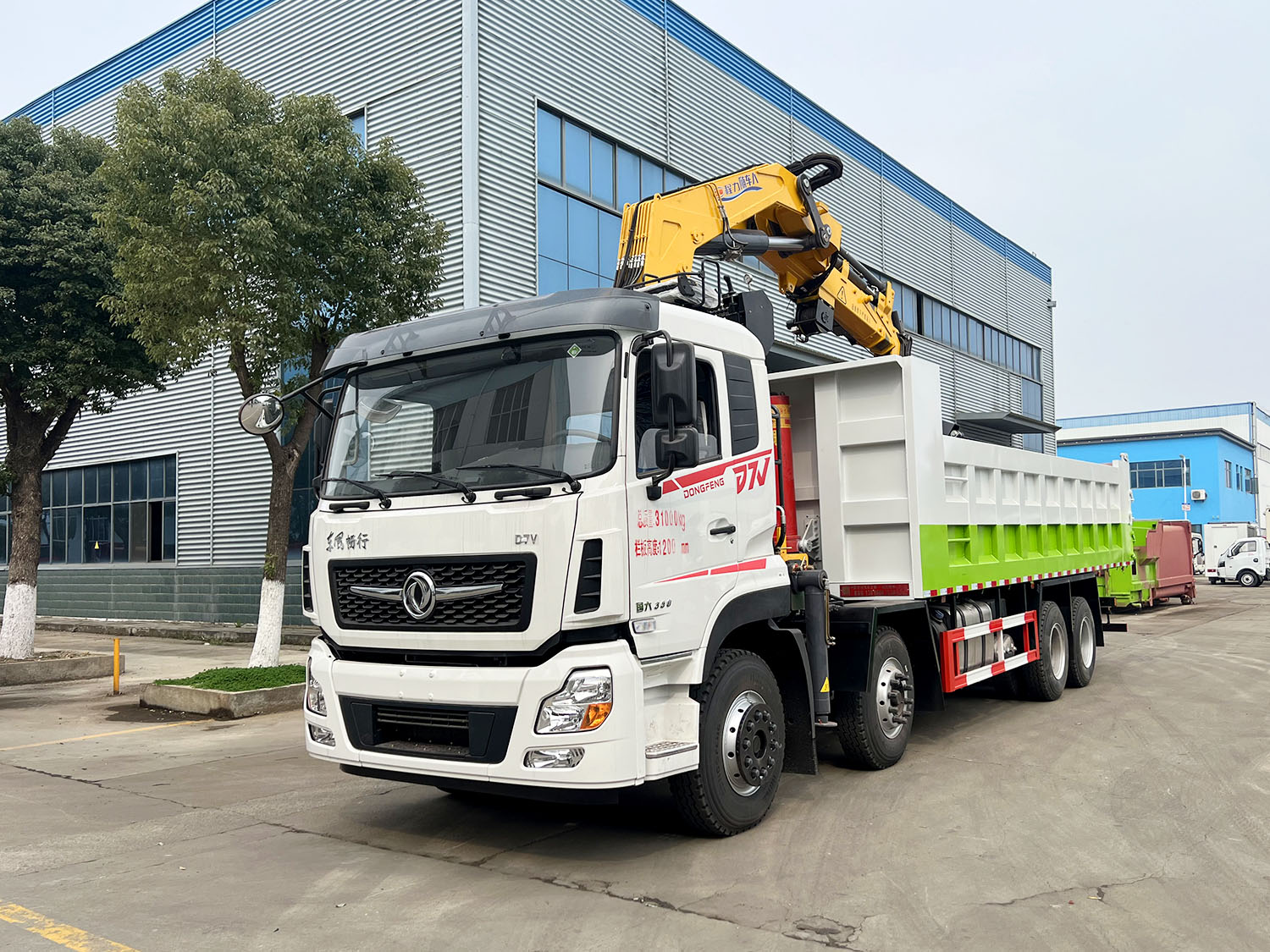 东风D7V前四后八上装程力随车人12吨抓钢机（3+2，2吨卷扬，快换装置）