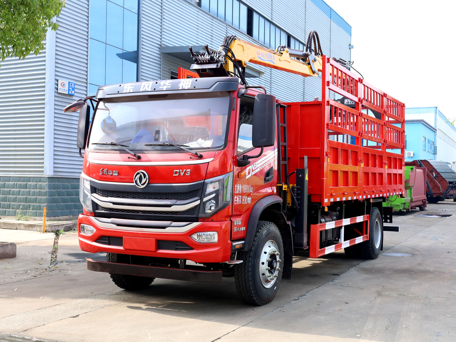 5181东风华神DV3单排上装程力随车人7.5米抓木机（4+3抓具，加高仓栏）